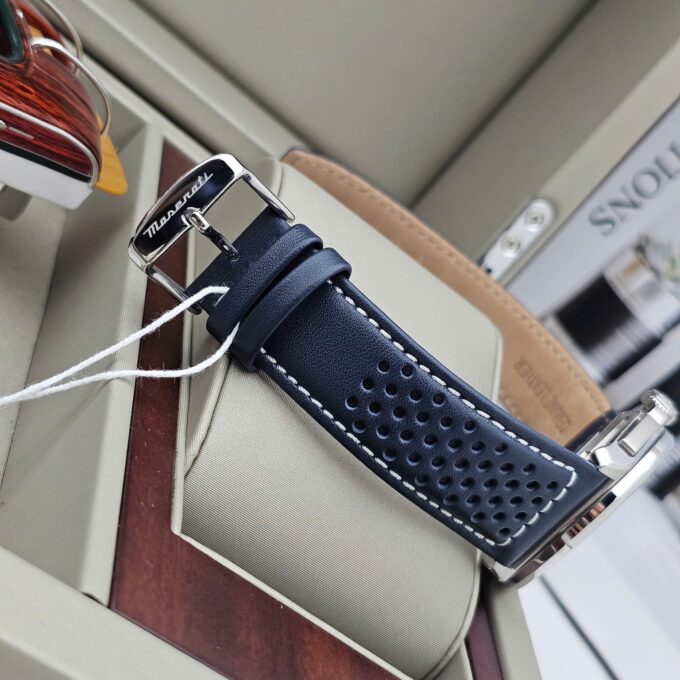 Montre Maserati Homme - Chronomètre - 1/1 seconde, 30 minutes - Calendrier - 43mm Étanche 100m - Cadran Bleu Bracelet Cuir - R8871652001