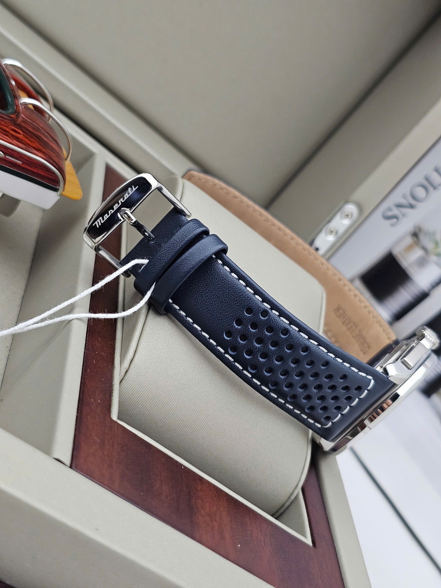 montre-maserati-homme-chronometre-11-seconde-30-minutes-calendrier-43mm-etanche-100m-cadran-bleu-bracelet-cuir-r8871652001-r8871652001