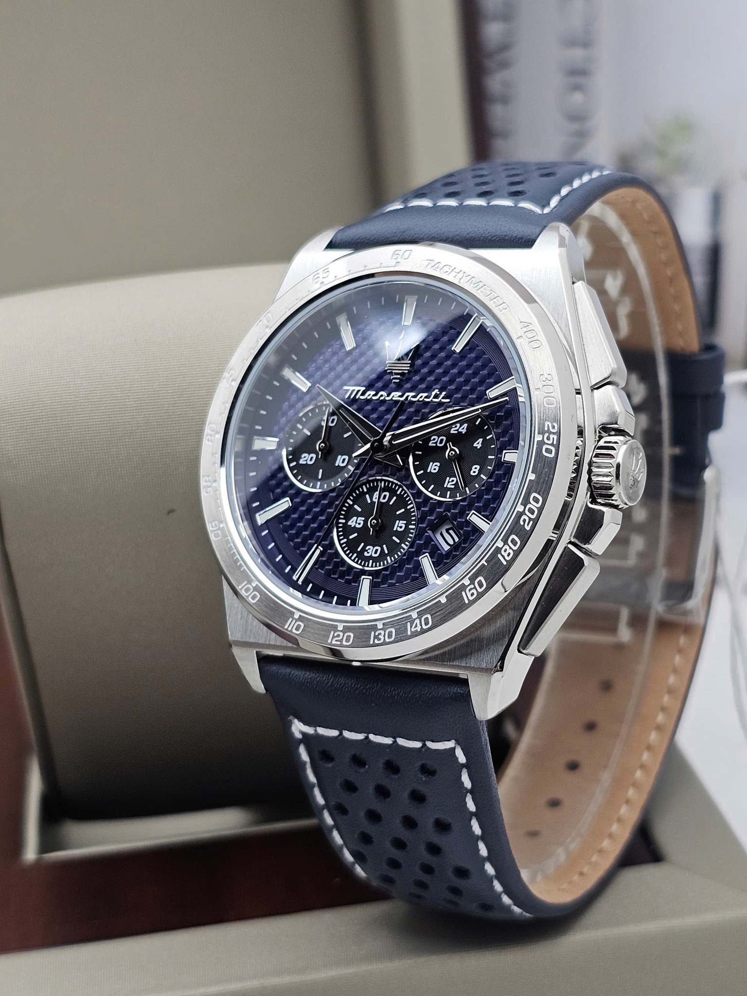 montre-maserati-homme-chronometre-11-seconde-30-minutes-calendrier-43mm-etanche-100m-cadran-bleu-bracelet-cuir-r8871652001-r8871652001