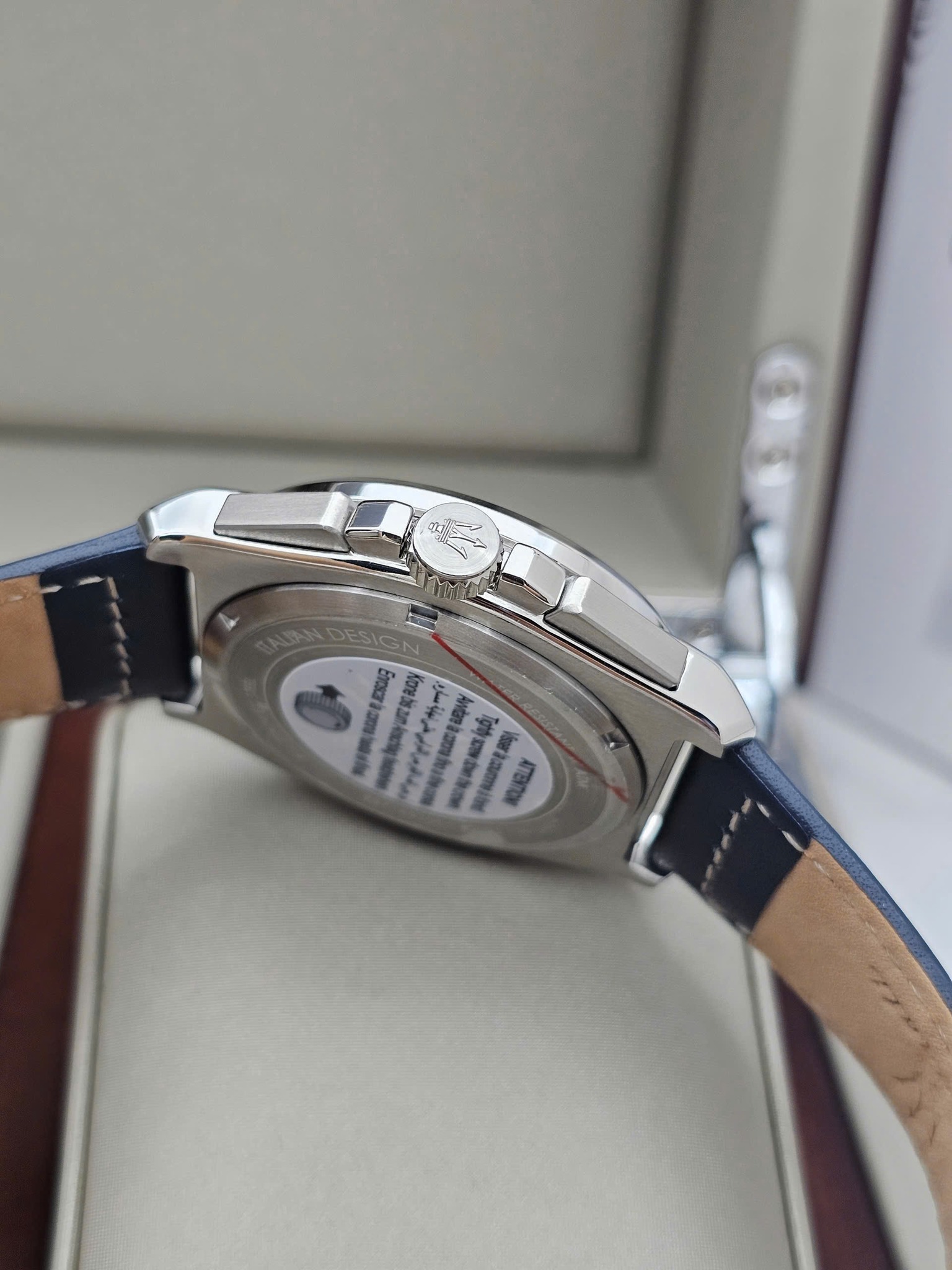 montre-maserati-homme-chronometre-11-seconde-30-minutes-calendrier-43mm-etanche-100m-cadran-bleu-bracelet-cuir-r8871652001-r8871652001