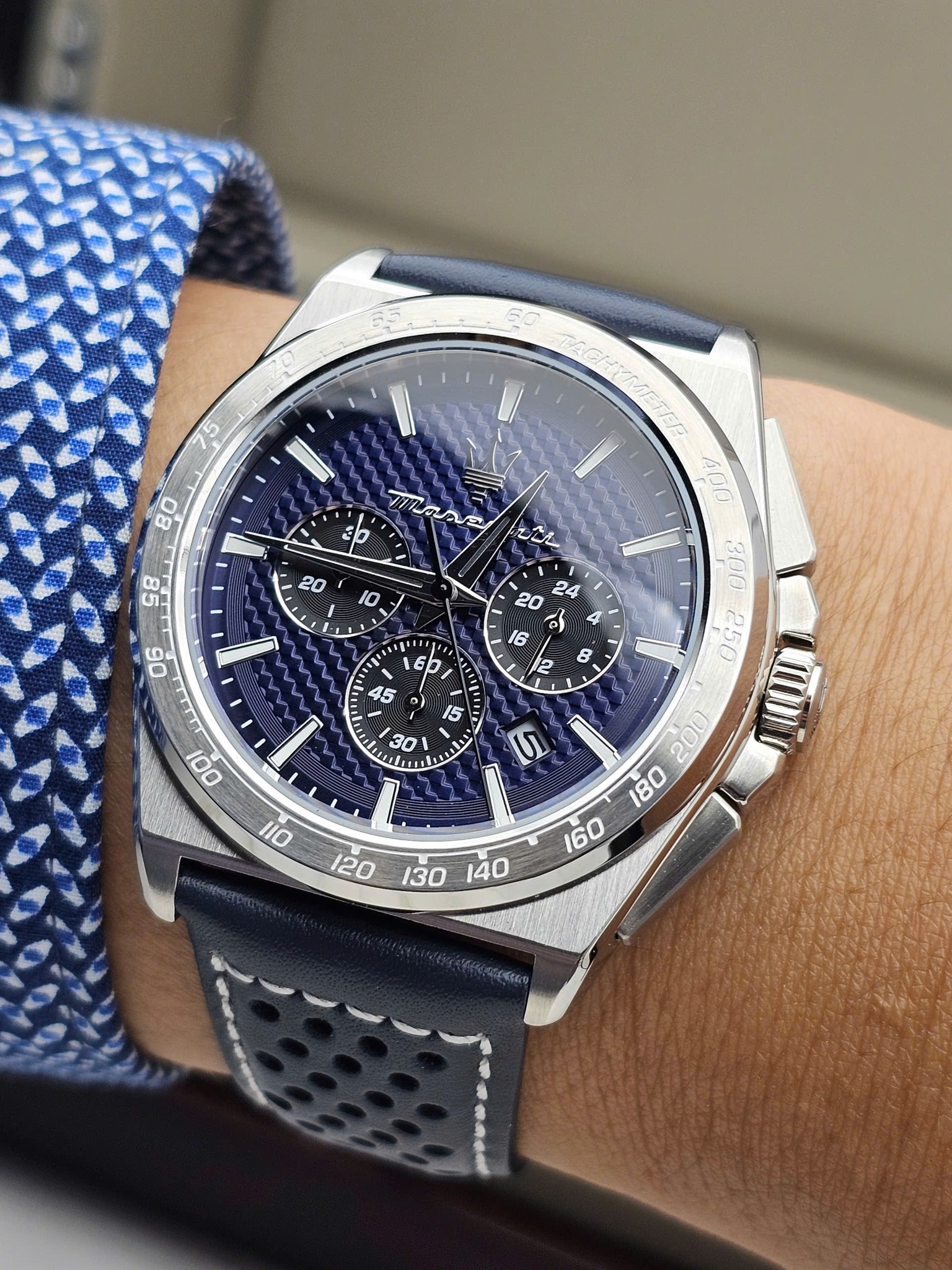 montre-maserati-homme-chronometre-11-seconde-30-minutes-calendrier-43mm-etanche-100m-cadran-bleu-bracelet-cuir-r8871652001-r8871652001