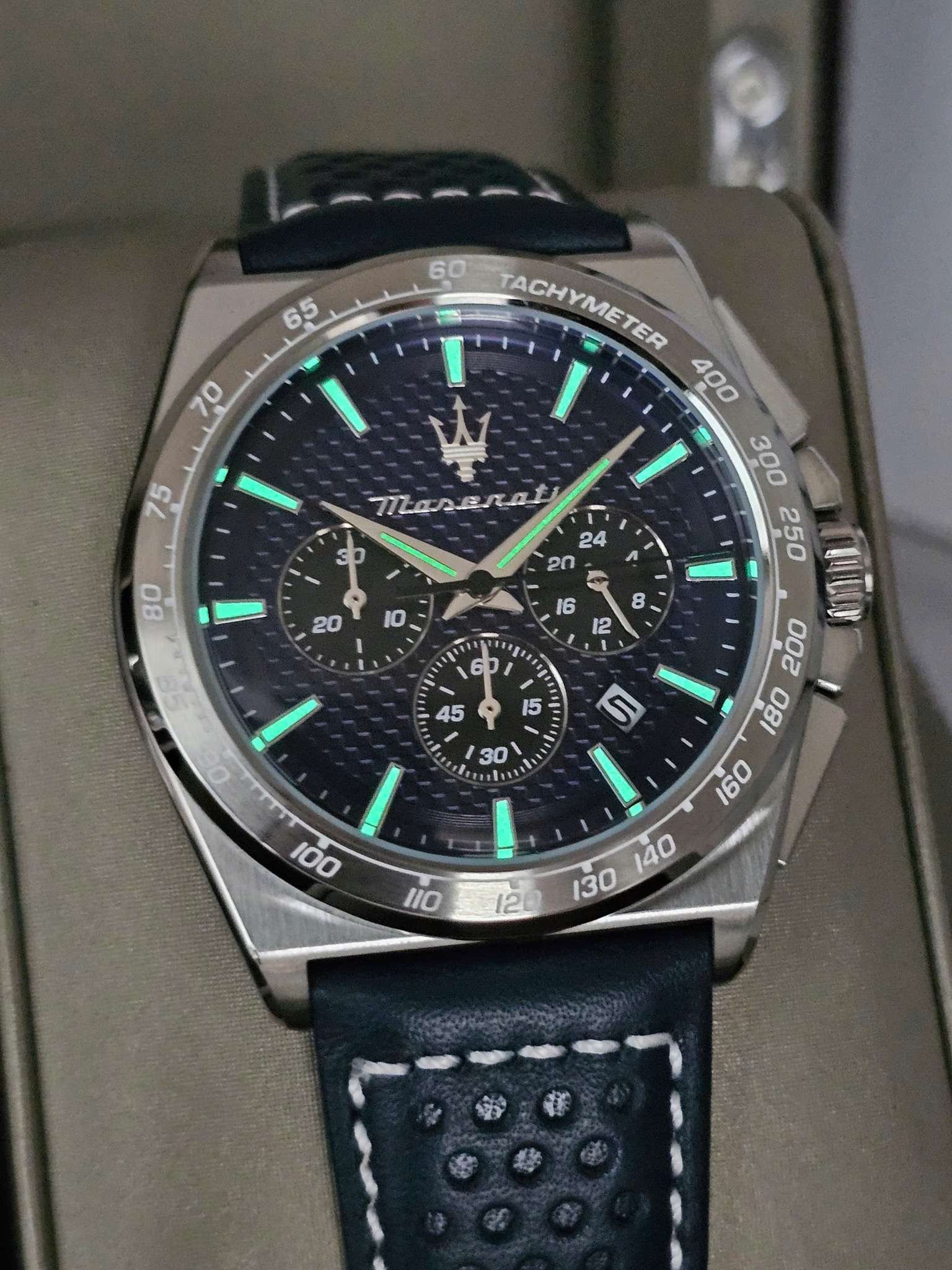 montre-maserati-homme-chronometre-11-seconde-30-minutes-calendrier-43mm-etanche-100m-cadran-bleu-bracelet-cuir-r8871652001-r8871652001