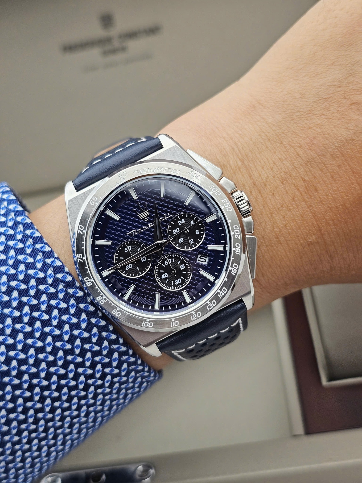 montre-maserati-homme-chronometre-11-seconde-30-minutes-calendrier-43mm-etanche-100m-cadran-bleu-bracelet-cuir-r8871652001-r8871652001