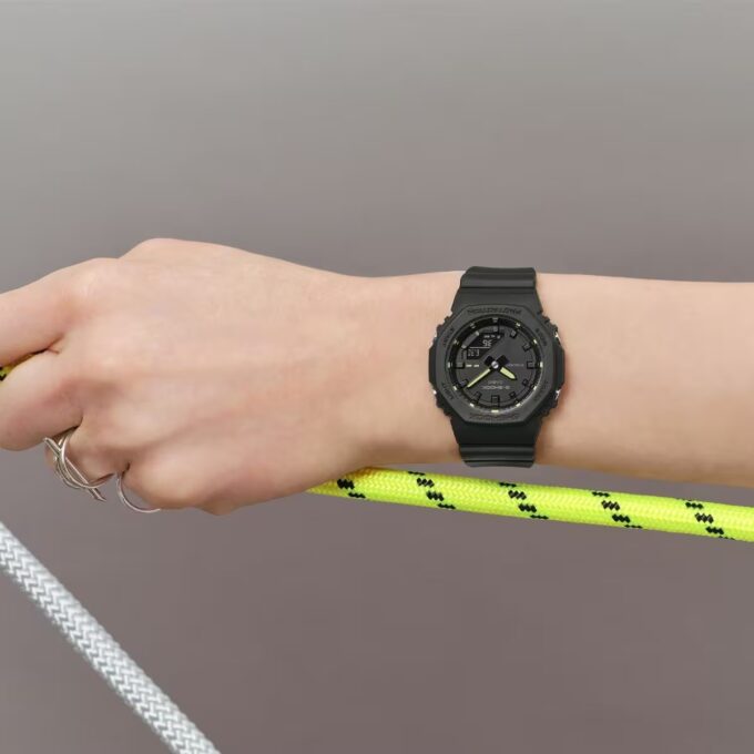 Montre Casio GMA-P2100SA-1A2DR - Analogique et Numérique - Affichage 24h/AM-PM, Chronographe, 5 Alarmes, Calendrier Automatique, Éclairage LED Super Illuminator, Résistant aux Chocs - Noir - Référence GMA-P2100SA-1A2DR