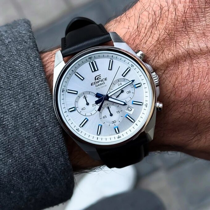 Montre Classique EFV-650L-7AVUDF - Casio EDIFICE - Acier Inoxydable, Bracelet Cuir, Verre Minéral, Résistance à l’Eau 100 m, Autonomie 2 ans, Chronographe, Affichage Date, Fermoir Triple Sécurité, Référence EFV-650L-7AVUDF