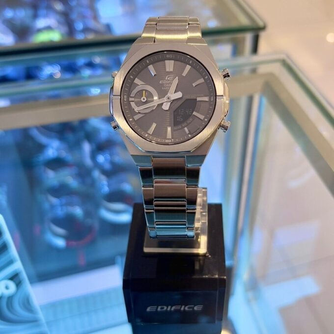 Montre Connectée Homme Casio – Acier Inoxydable, Quartz Japonais Bluetooth, Étanche 100m, Verre Saphir, Bracelet Métal avec Fermoir Triple, Chronographe, Heure Mondiale, Alarme, Compte à Rebours, Super Illuminator LED, Autonomie 2 Ans – Argenté – Référence à préciser - ECB-S10D-8ADF