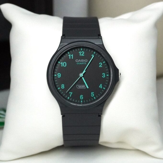 Montre Classique Unisexe Casio MQ-24 – Résine Biosourcée, Quartz Analogique, Design Minimaliste, Cadran Monochrome à Index Simples, Bracelet Écologique – MQ-24B-8BDF