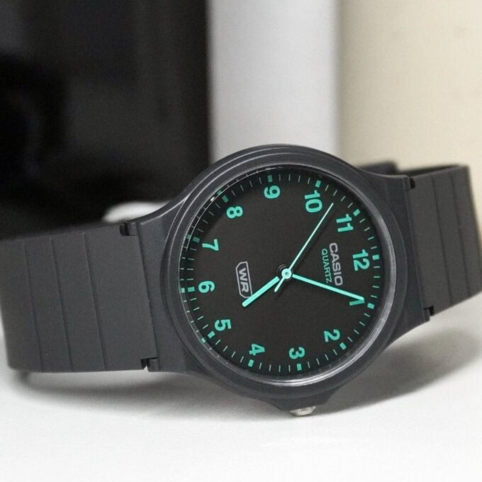 Montre Classique Unisexe Casio MQ-24 – Résine Biosourcée, Quartz Analogique, Design Minimaliste, Cadran Monochrome à Index Simples, Bracelet Écologique – MQ-24B-8BDF