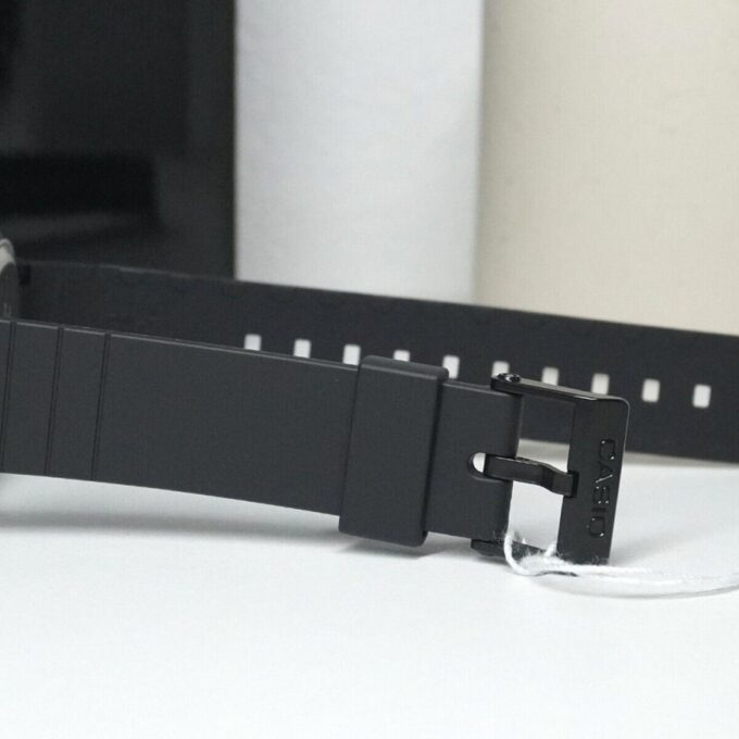 Montre Classique Unisexe Casio MQ-24 – Résine Biosourcée, Quartz Analogique, Design Minimaliste, Cadran Monochrome à Index Simples, Bracelet Écologique – MQ-24B-8BDF