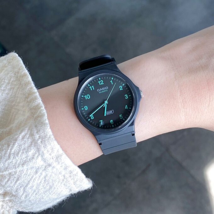 Montre Classique Unisexe Casio MQ-24 – Résine Biosourcée, Quartz Analogique, Design Minimaliste, Cadran Monochrome à Index Simples, Bracelet Écologique – MQ-24B-8BDF