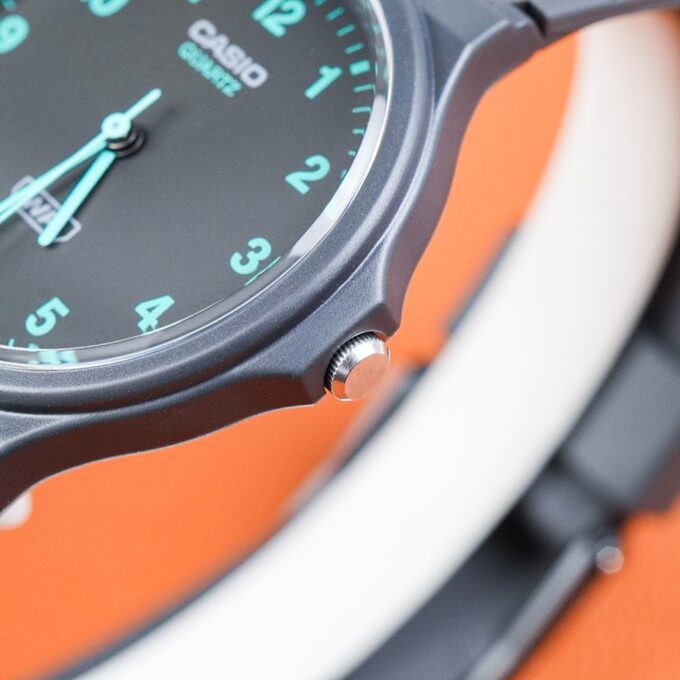 Montre Classique Unisexe Casio MQ-24 – Résine Biosourcée, Quartz Analogique, Design Minimaliste, Cadran Monochrome à Index Simples, Bracelet Écologique – MQ-24B-8BDF