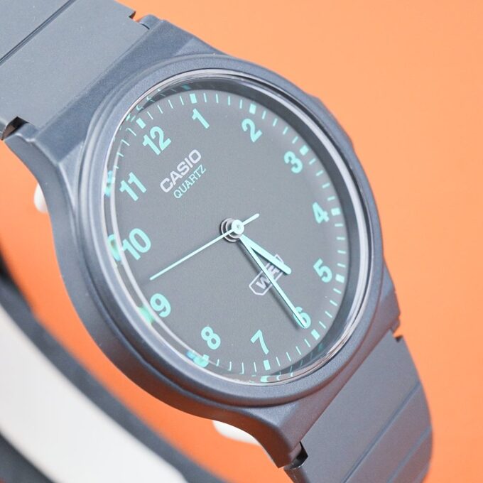 Montre Classique Unisexe Casio MQ-24 – Résine Biosourcée, Quartz Analogique, Design Minimaliste, Cadran Monochrome à Index Simples, Bracelet Écologique – MQ-24B-8BDF