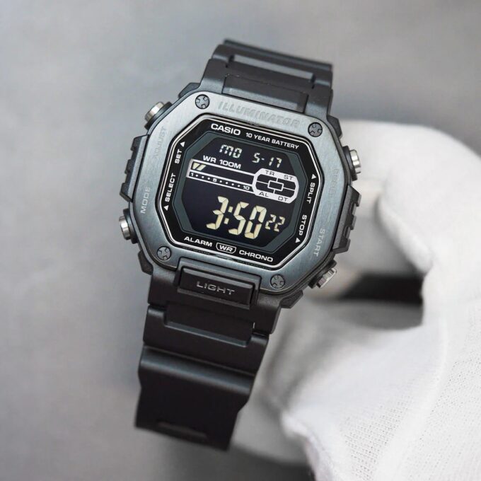 Montre Sport Homme Casio – Résine et Acier Inoxydable, Quartz Digital, Étanche 100m, Verre Résine, Lunette Noire Plaquée Ionique, Double Fuseau Horaire, Chronomètre 1/100s, Compte à Rebours 24h, Alarme Quotidienne, Rétroéclairage LED Ambre, Autonomie 10 Ans – MWD-110HB-1BVDF