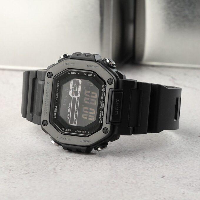 Montre Sport Homme Casio – Résine et Acier Inoxydable, Quartz Digital, Étanche 100m, Verre Résine, Lunette Noire Plaquée Ionique, Double Fuseau Horaire, Chronomètre 1/100s, Compte à Rebours 24h, Alarme Quotidienne, Rétroéclairage LED Ambre, Autonomie 10 Ans – MWD-110HB-1BVDF