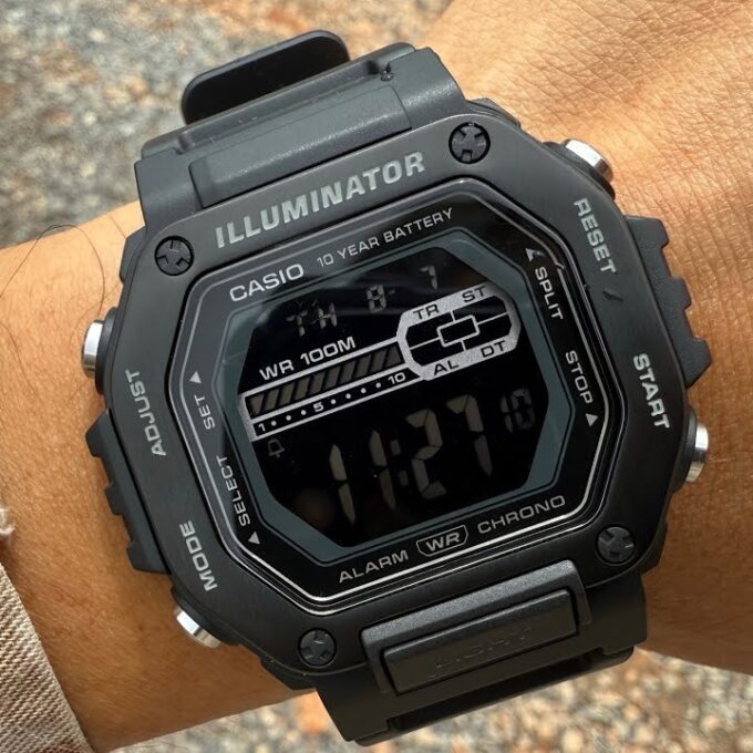 Montre Sport Homme Casio – Résine et Acier Inoxydable, Quartz Digital, Étanche 100m, Verre Résine, Lunette Noire Plaquée Ionique, Double Fuseau Horaire, Chronomètre 1/100s, Compte à Rebours 24h, Alarme Quotidienne, Rétroéclairage LED Ambre, Autonomie 10 Ans – MWD-110HB-1BVDF