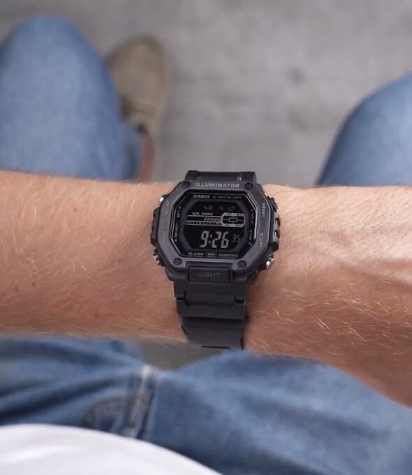 Montre Sport Homme Casio – Résine et Acier Inoxydable, Quartz Digital, Étanche 100m, Verre Résine, Lunette Noire Plaquée Ionique, Double Fuseau Horaire, Chronomètre 1/100s, Compte à Rebours 24h, Alarme Quotidienne, Rétroéclairage LED Ambre, Autonomie 10 Ans – MWD-110HB-1BVDF