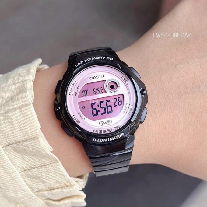 Montre Sport Unisexe Casio LWS-1200H-1A2VDF – Résine Noire, Quartz Digital, Étanche 100m, Cadran Rose, Bracelet Silicone Doré, Forme Carrée – Référence LWS-1200H-1A2VDF