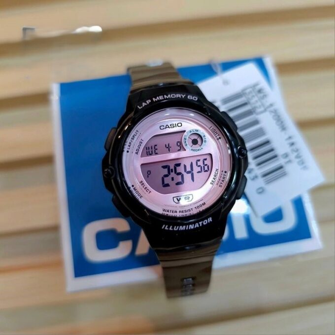Montre Sport Unisexe Casio LWS-1200H-1A2VDF – Résine Noire, Quartz Digital, Étanche 100m, Cadran Rose, Bracelet Silicone Doré, Forme Carrée – Référence LWS-1200H-1A2VDF