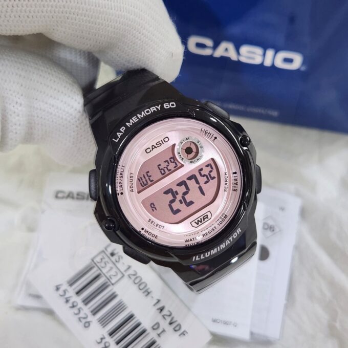 Montre Sport Unisexe Casio LWS-1200H-1A2VDF – Résine Noire, Quartz Digital, Étanche 100m, Cadran Rose, Bracelet Silicone Doré, Forme Carrée – Référence LWS-1200H-1A2VDF