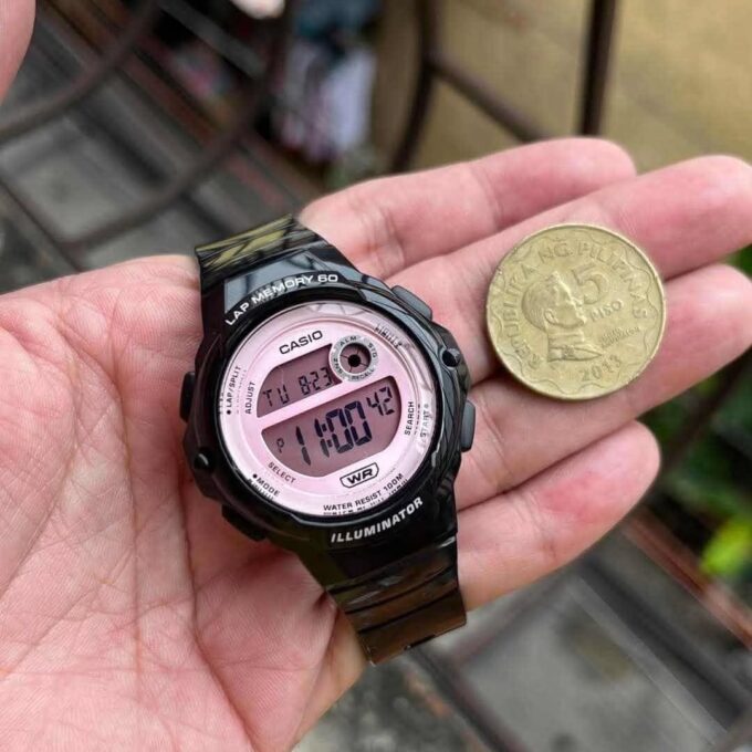 Montre Sport Unisexe Casio LWS-1200H-1A2VDF – Résine Noire, Quartz Digital, Étanche 100m, Cadran Rose, Bracelet Silicone Doré, Forme Carrée – Référence LWS-1200H-1A2VDF