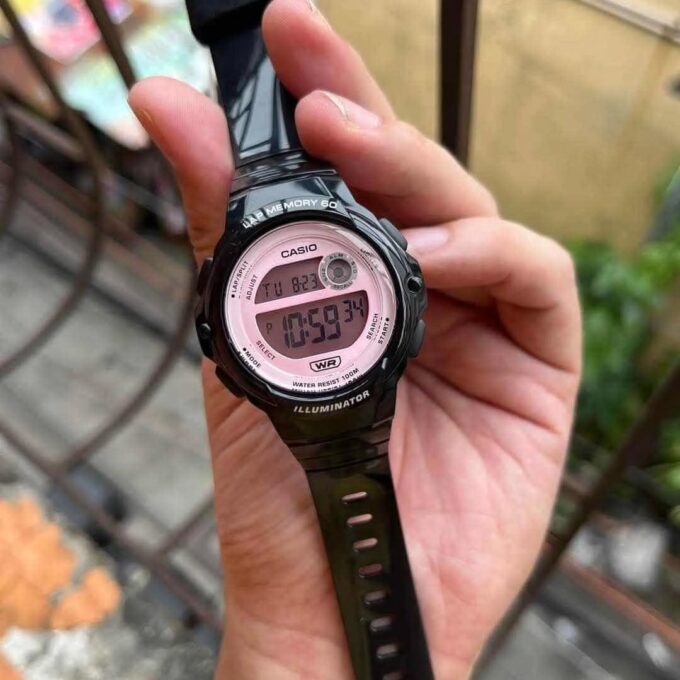 Montre Sport Unisexe Casio LWS-1200H-1A2VDF – Résine Noire, Quartz Digital, Étanche 100m, Cadran Rose, Bracelet Silicone Doré, Forme Carrée – Référence LWS-1200H-1A2VDF