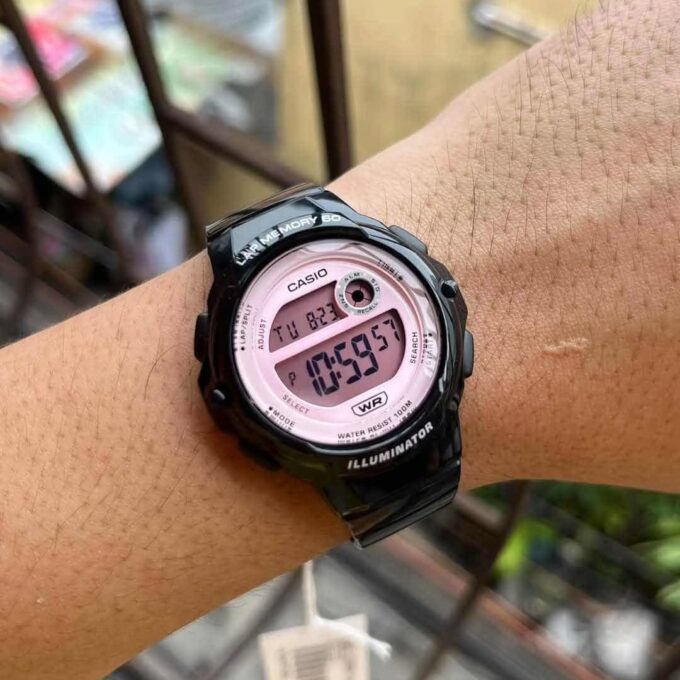 Montre Sport Unisexe Casio LWS-1200H-1A2VDF – Résine Noire, Quartz Digital, Étanche 100m, Cadran Rose, Bracelet Silicone Doré, Forme Carrée – Référence LWS-1200H-1A2VDF