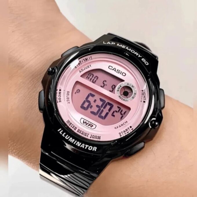 Montre Sport Unisexe Casio LWS-1200H-1A2VDF – Résine Noire, Quartz Digital, Étanche 100m, Cadran Rose, Bracelet Silicone Doré, Forme Carrée – Référence LWS-1200H-1A2VDF