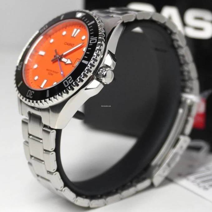 Montre Homme Casio MDV-10D-4A1VDF – Quartz, Acier Inoxydable, Étanche 100m, Bracelet Métal, Cadran Noir - Orange - Référence MDV-10D-4A1VDF