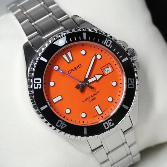 Montre Homme Casio MDV-10D-4A1VDF – Quartz, Acier Inoxydable, Étanche 100m, Bracelet Métal, Cadran Noir - Orange - Référence MDV-10D-4A1VDF