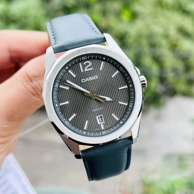 Montre classique homme - design moderne et élégant, cadran à motif rayé, étanche 50m, bracelet cuir véritable - acier inoxydable - MTP-E725L-1AVDF