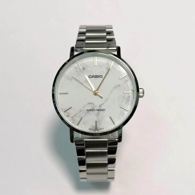 Montre Classique Homme - Casio Enticer - Cadran Blanc, Bracelet Acier, Étanche, Design Élégant - Acier Inoxydable - Argenté - MTP-VT01DM-7AUDF