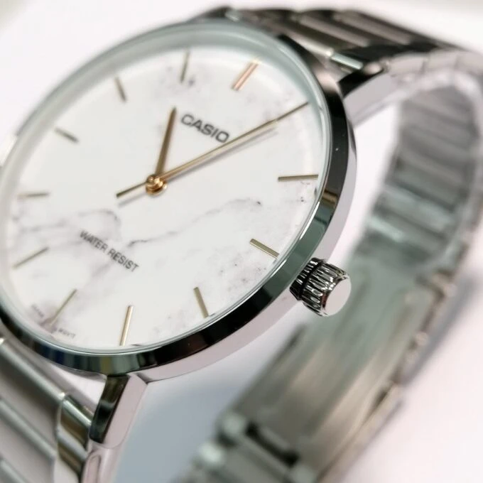 Montre Classique Homme - Casio Enticer - Cadran Blanc, Bracelet Acier, Étanche, Design Élégant - Acier Inoxydable - Argenté - MTP-VT01DM-7AUDF