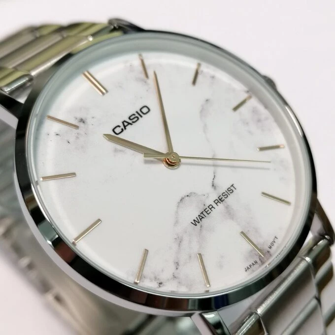 Montre Classique Homme - Casio Enticer - Cadran Blanc, Bracelet Acier, Étanche, Design Élégant - Acier Inoxydable - Argenté - MTP-VT01DM-7AUDF