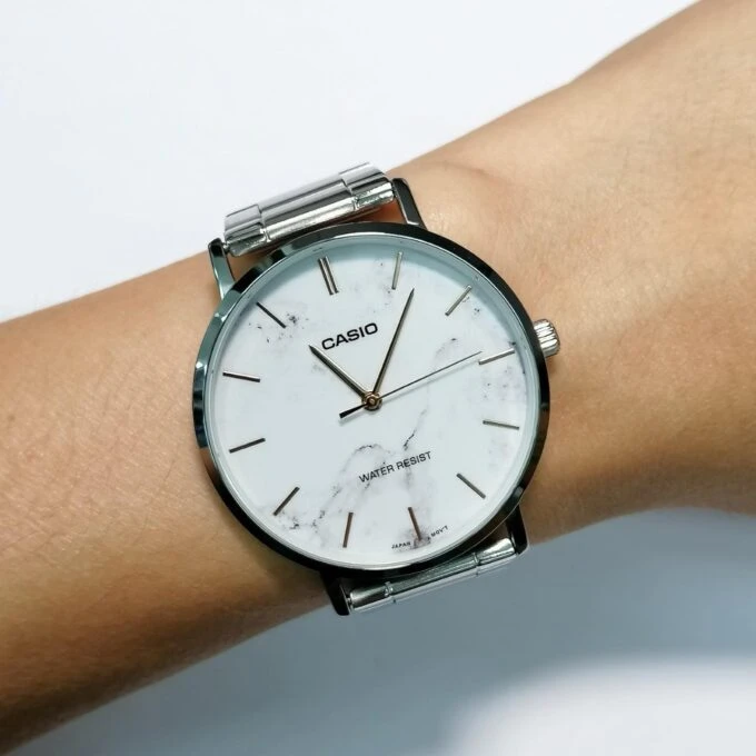 Montre Classique Homme - Casio Enticer - Cadran Blanc, Bracelet Acier, Étanche, Design Élégant - Acier Inoxydable - Argenté - MTP-VT01DM-7AUDF