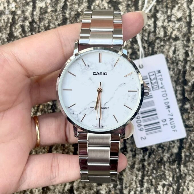 Montre Classique Homme - Casio Enticer - Cadran Blanc, Bracelet Acier, Étanche, Design Élégant - Acier Inoxydable - Argenté - MTP-VT01DM-7AUDF