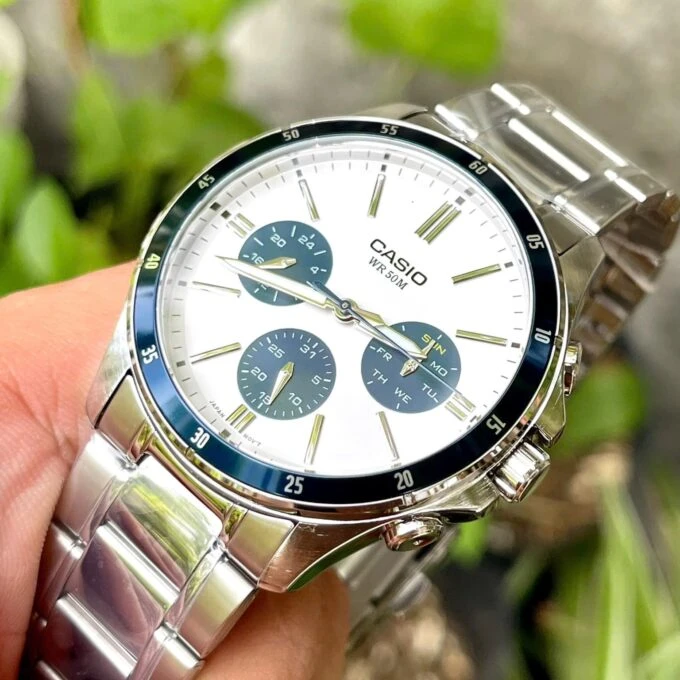 Montre Classique Homme Casio MTP-1374D-7A2VDF – Acier Inoxydable, Bracelet Métal, Cadran Blanc, Étanche – Bleu - Gris