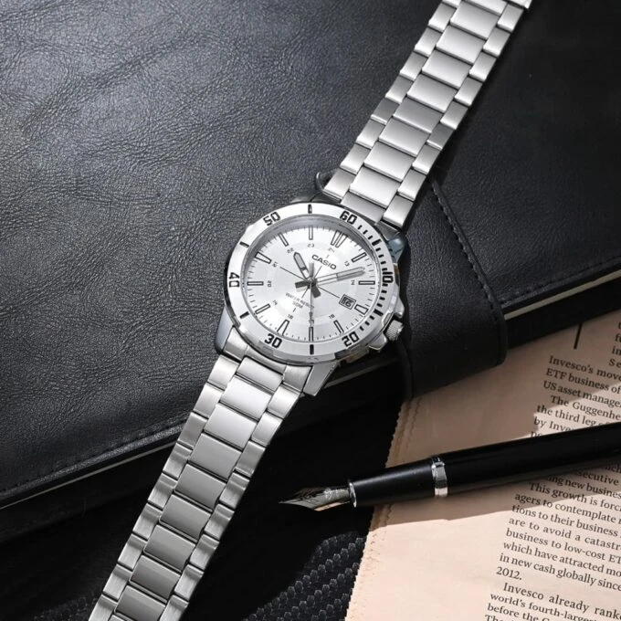 montre casio mtp vd01d 7cvudf Élégance classique avec cadran argenté et bracelet en cuir