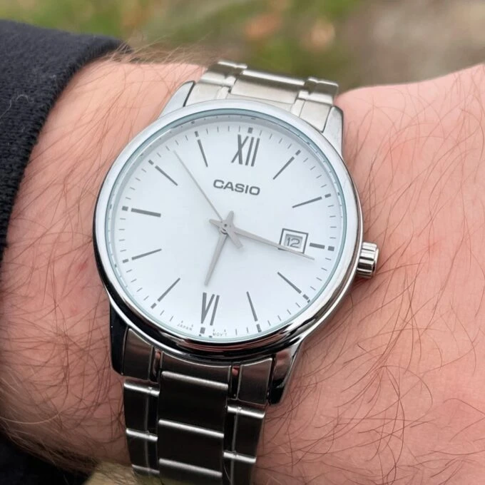 Montre Homme Casio Quartz MTP-V002D-7B3UDF - Acier inoxydable, Date, Résistante à l’eau, Affichage analogique - Bracelet argent - Montre Classique - Japon