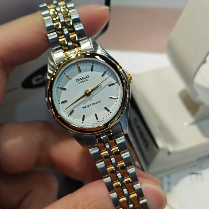 Montre Femme Casio Classique – Acier Inoxydable, Cadran Rond, Chiffres Romains, Quartz – LTP-1129G-7ARDF