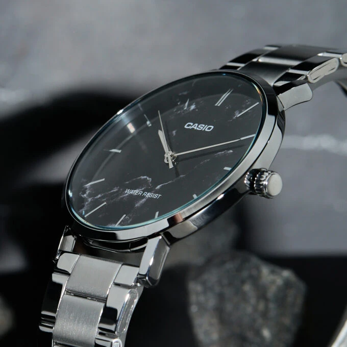 Montre Classique - Casio - Homme - Design Élégant, Bracelet Métal, Résistante à lEau, Mouvement Quartz - Acier Inoxydable - Noir - Référence MTP-VT01DM-1AUDF