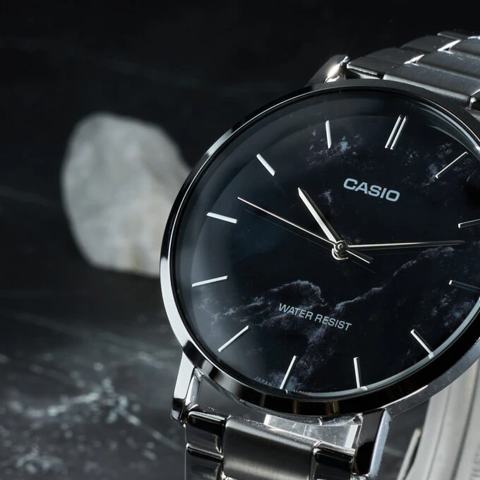 Montre Classique - Casio - Homme - Design Élégant, Bracelet Métal, Résistante à lEau, Mouvement Quartz - Acier Inoxydable - Noir - Référence MTP-VT01DM-1AUDF