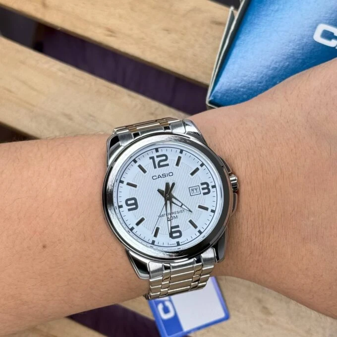 Montre CASIO Homme - MTP-1314D-7AVDF - Bracelet Gris En Acier Inoxydable - Cadran Blanc - 12 Mois De Garantie