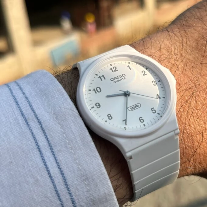 Montre Casio Timeless Femme/Homme - Quartz, Résine Blanche, Étanche 3 ATM, Verre Acrylique - Réf. MQ-24B-7BEF