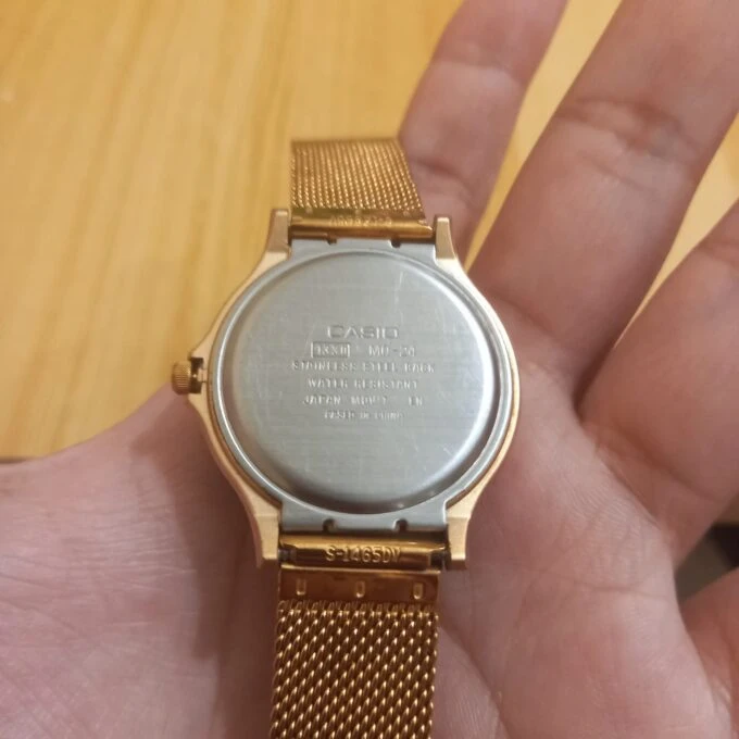 Montre Casio Homme - Bracelet Dorée En Resine -Boitier En Resine - Résistante À L'Eau - 12 Mois De Garantie - Mq-24Mg-1Edf