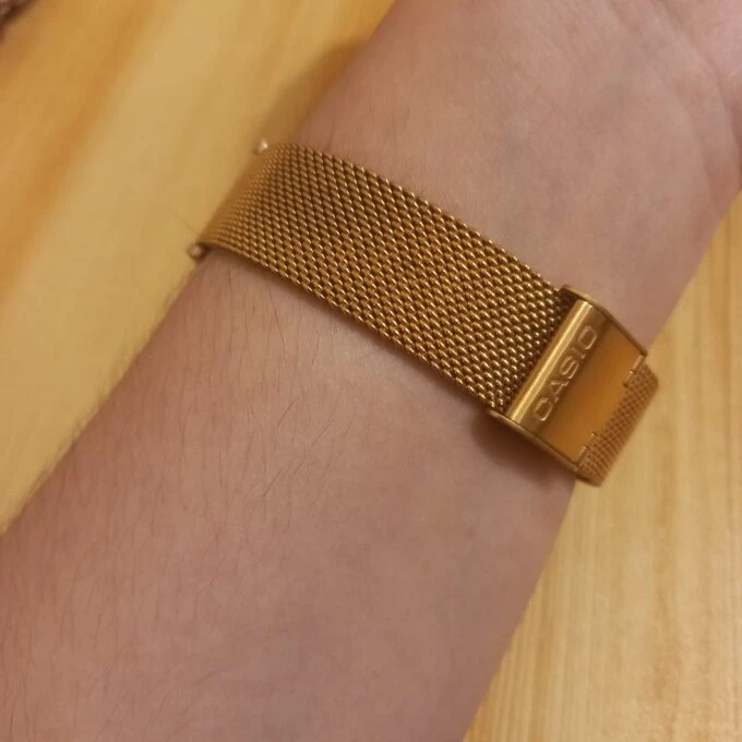 Montre Casio Homme - Bracelet Dorée En Resine -Boitier En Resine - Résistante À L'Eau - 12 Mois De Garantie - Mq-24Mg-1Edf