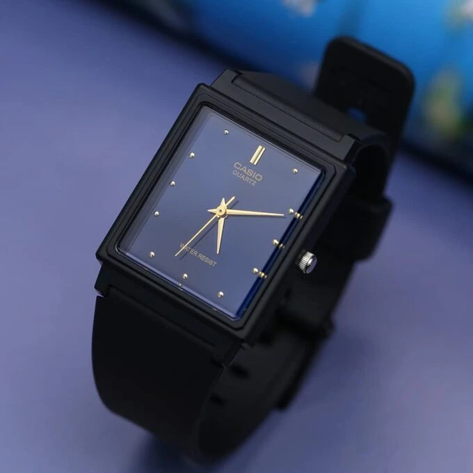 Montre Classique Casio Jeunesse MQ-38-2ADF - Résine, Résistante à l’eau, 3 ans d’autonomie, Légère 19g - Noir