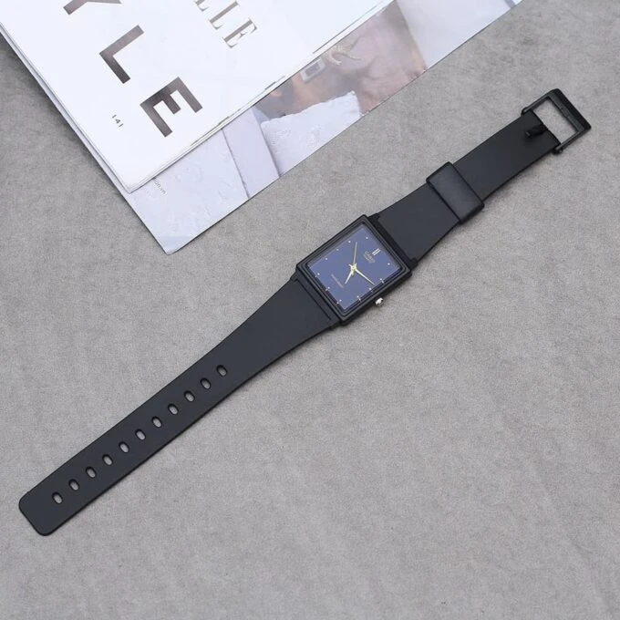 Montre Classique Casio Jeunesse MQ-38-2ADF - Résine, Résistante à l’eau, 3 ans d’autonomie, Légère 19g - Noir