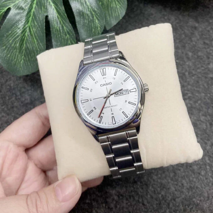 Montre Classique - Casio - Homme - Design Élégant, Bracelet Acier Inoxydable, Cadran Blanc, Résistante à lEau - Métal - Argenté - Référence MTP-V006D-7CUDF