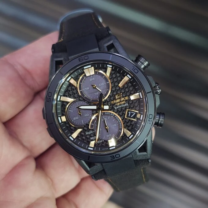 Montre Solaire Homme Casio EFS-S640ZE-1ADR – Chronographe Robuste, Boîtier Carbone/Acier/Aluminium, Verre Saphir Antireflet, Bracelet Alcantara, Etanche 100m