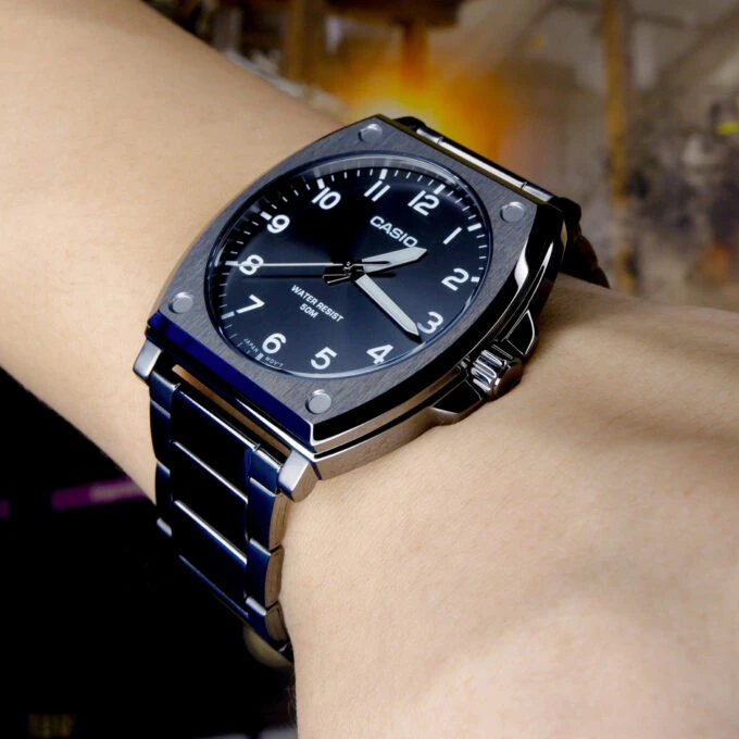 Montre Classique Homme - Casio - Design Tonneau, Résistance à lEau 50m, Cadran Noir, Bracelet Cuir - Acier Inoxydable - Référence MTP-E730B-1AVDF